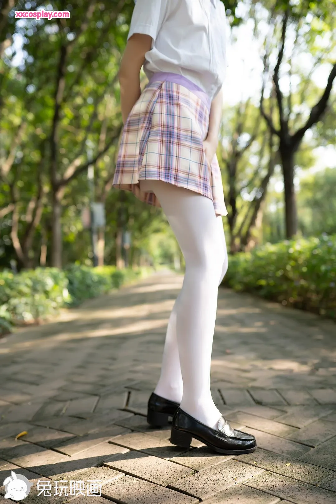 兔玩映画：树荫斑驳白丝